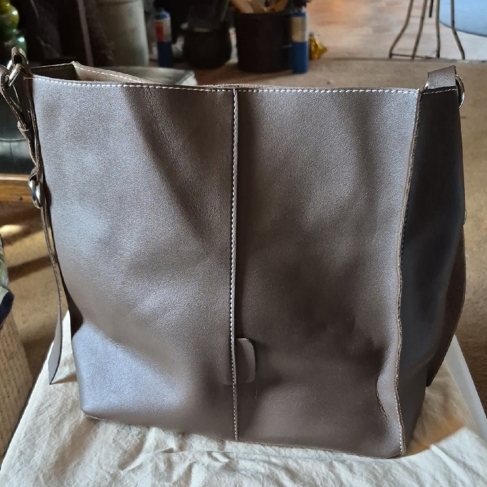 Classic Brown Leather Shoulder Bag - Timeless Everyday Tote